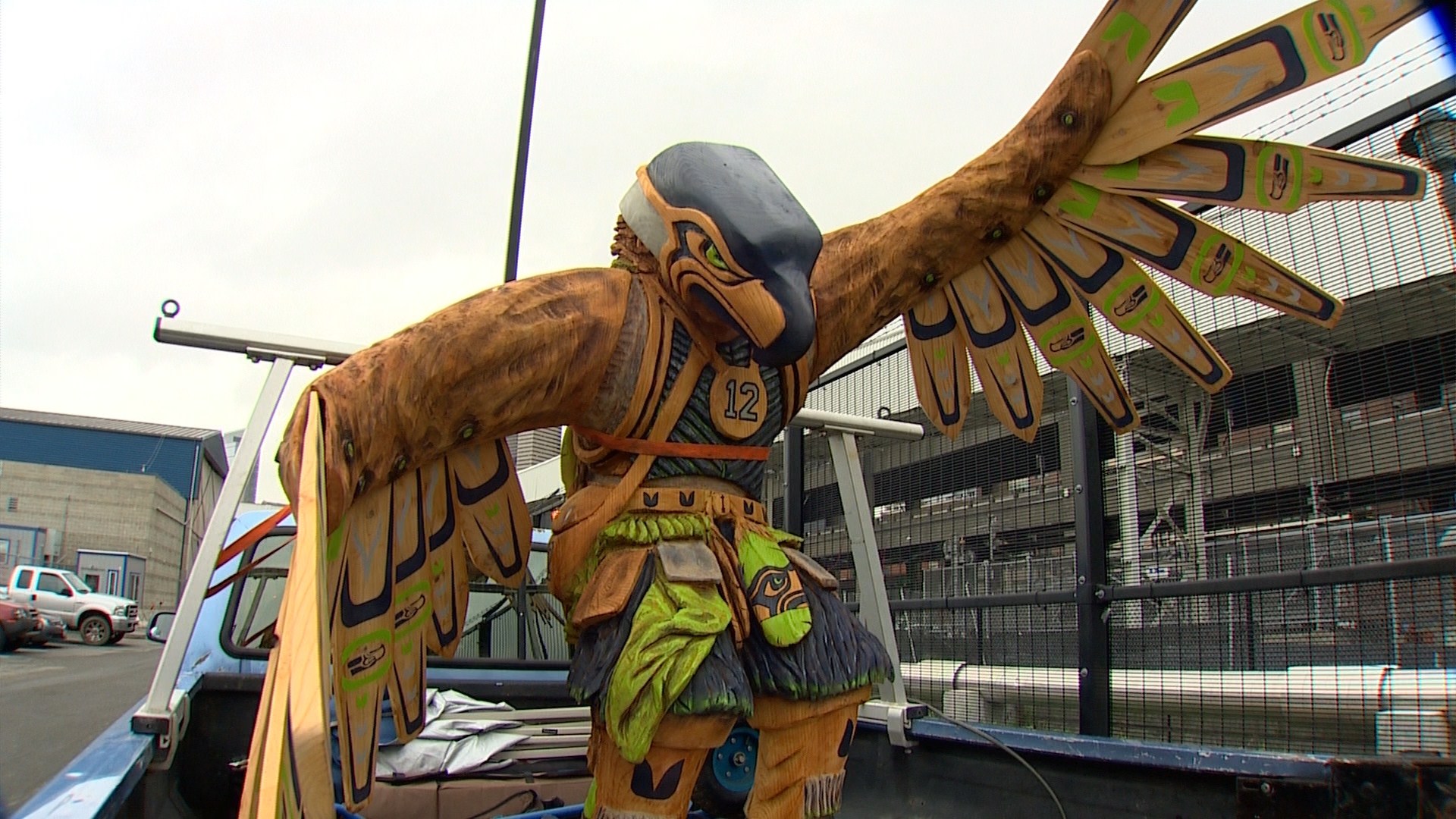 Awesome Seattle Seahawks chainsaw carving! - Imgur