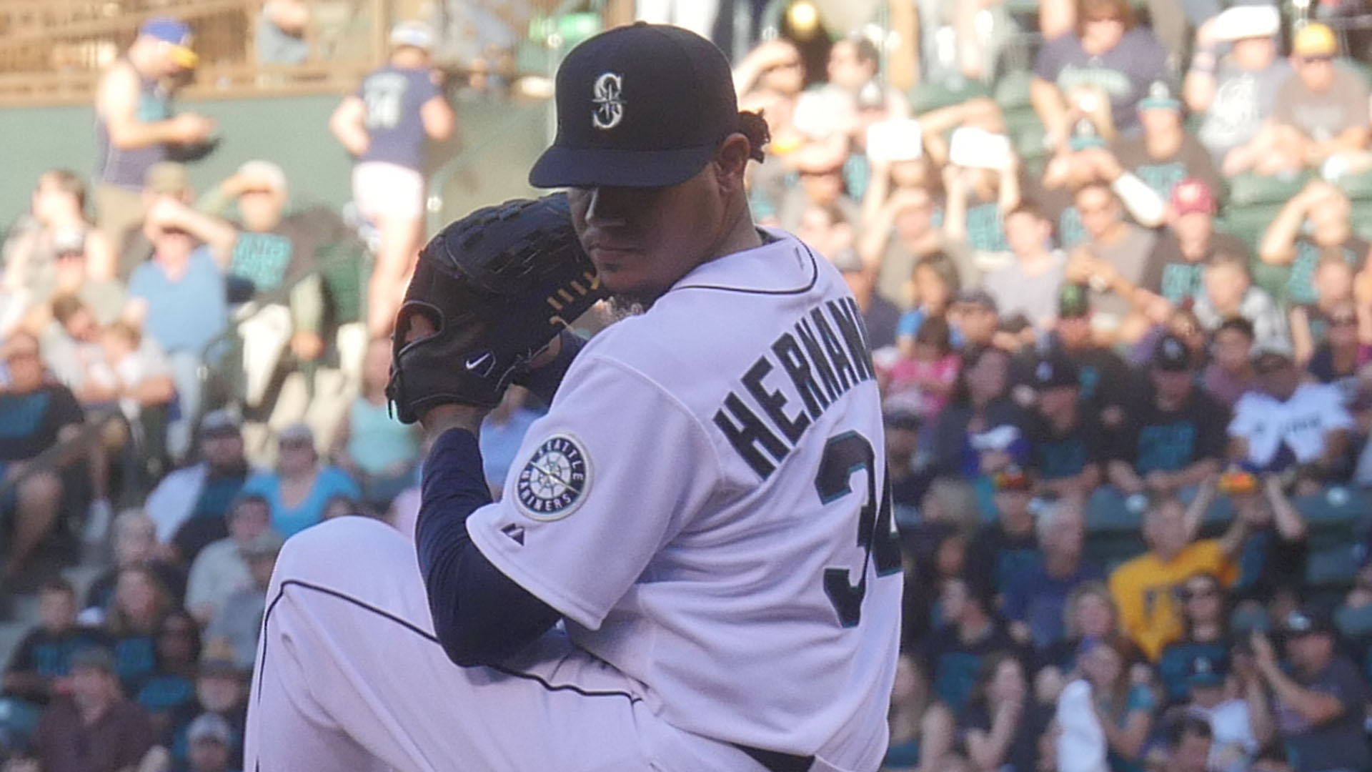 POLL: Should the Mariners re-sign Felix Hernandez?