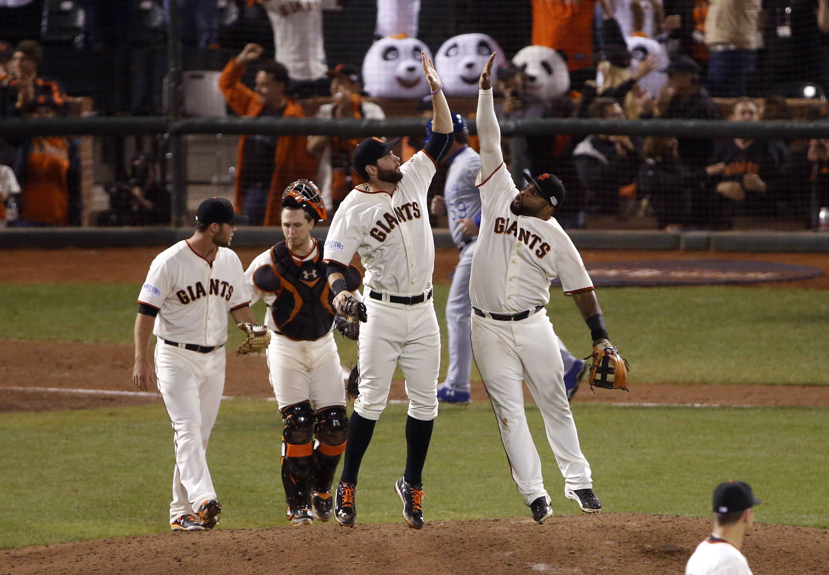 Bumgarner, Giants stop Royals 7-1 in Series opener