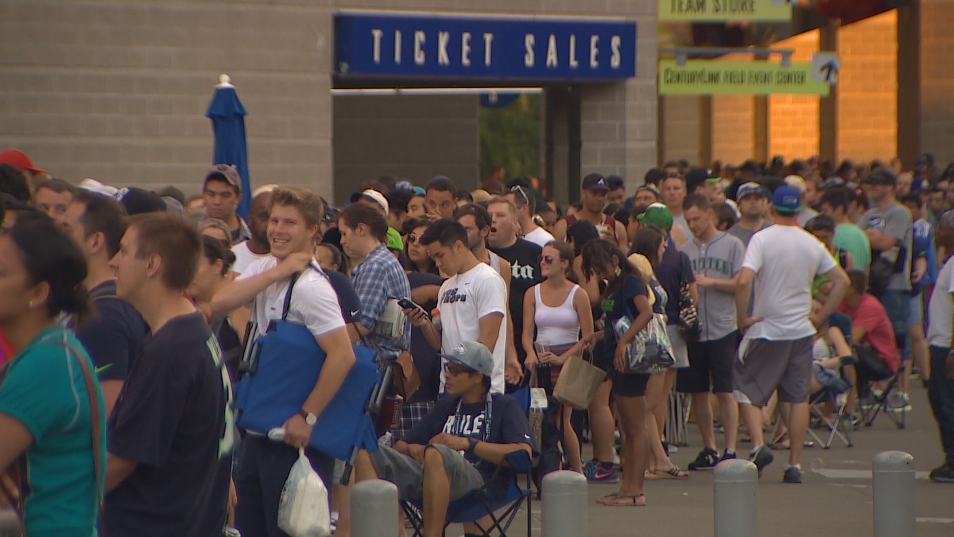 Seahawks fans clamor to buy remaining 2015 tickets