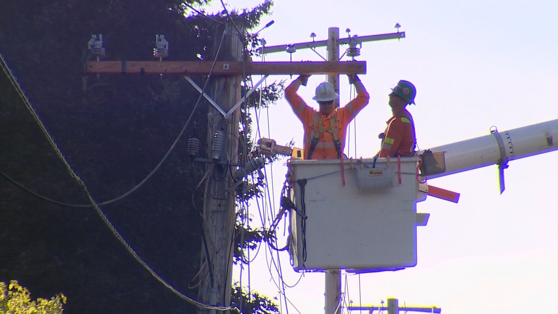 Crews working hard to restore power | king5.com