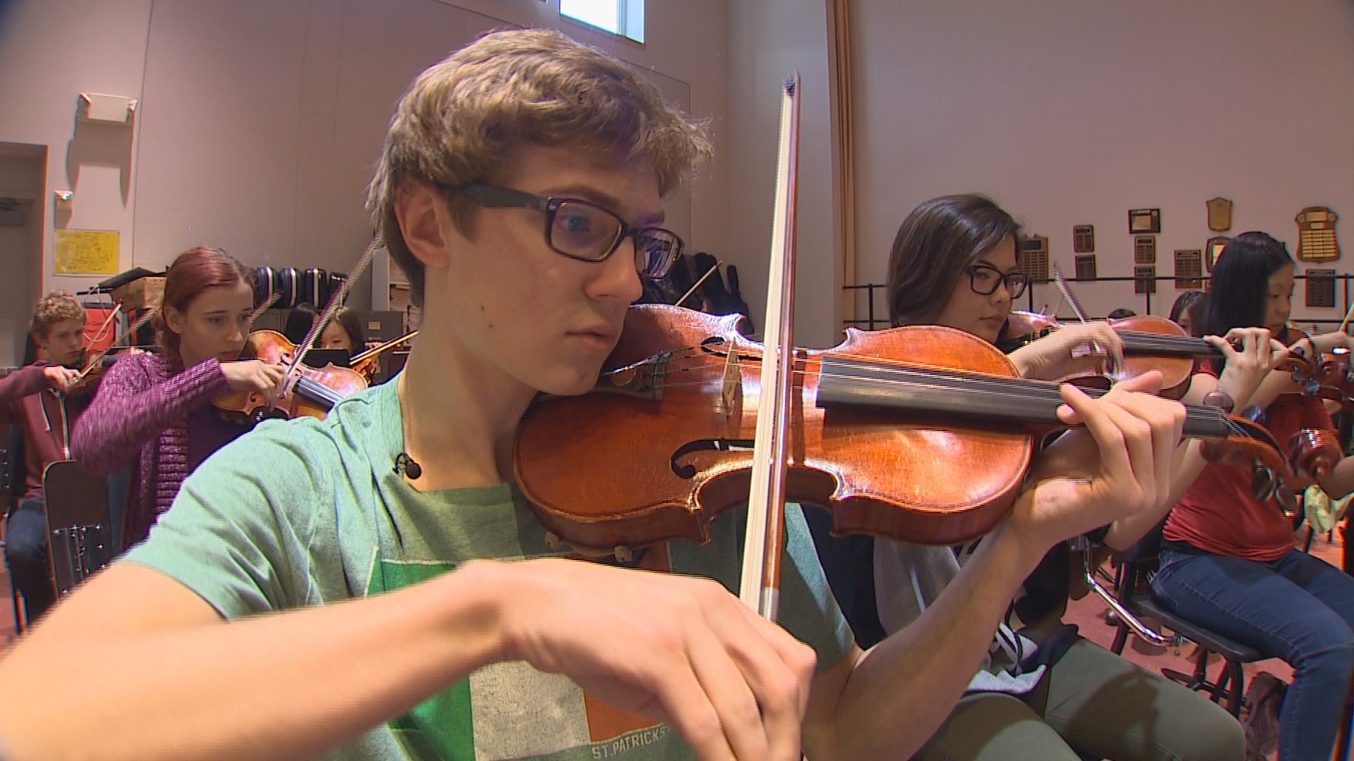 Unique violin donated to Edmonds high school