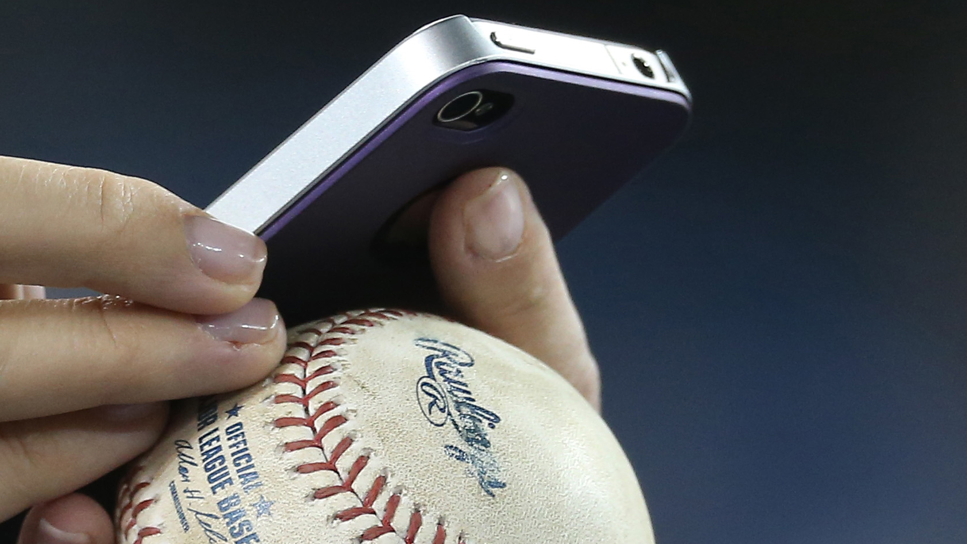 Mariners fans asked to keep eyes off cell phones for safety krem
