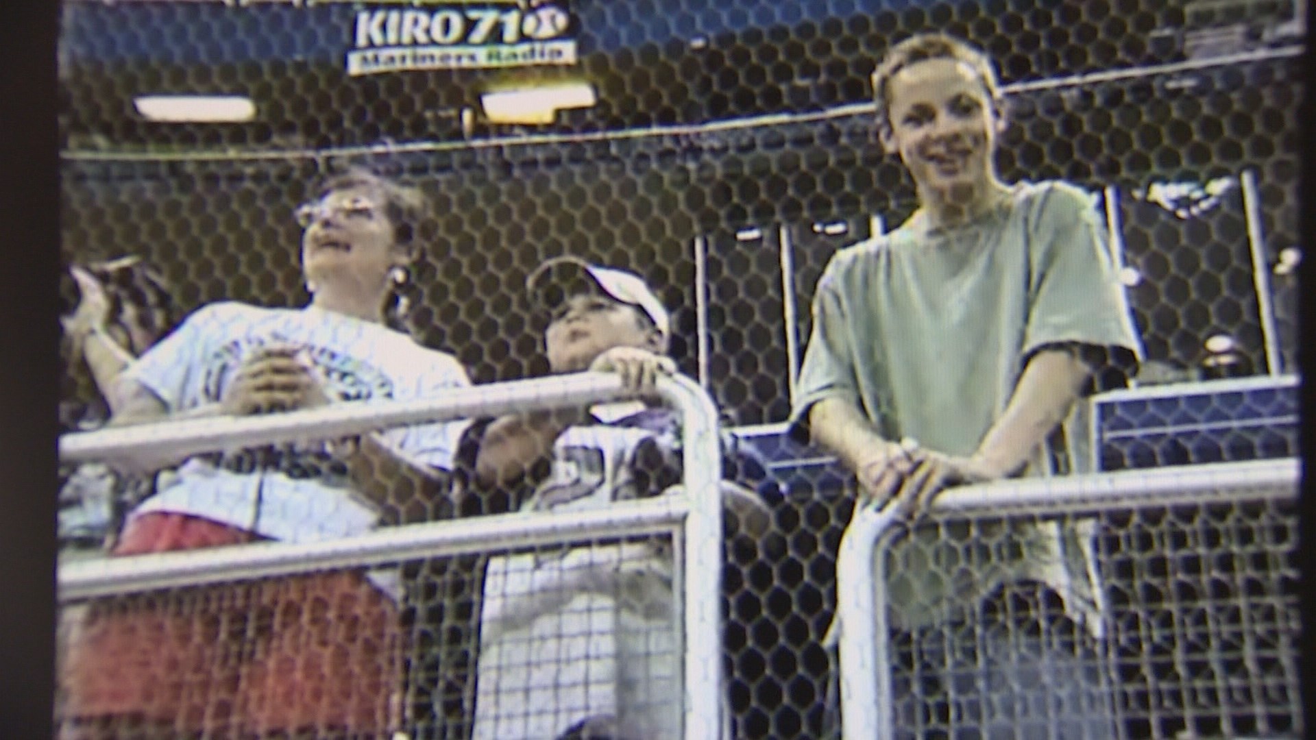 MLB News: Fans go crazy as Seattle hero Ken Griffey, Jr. snaps