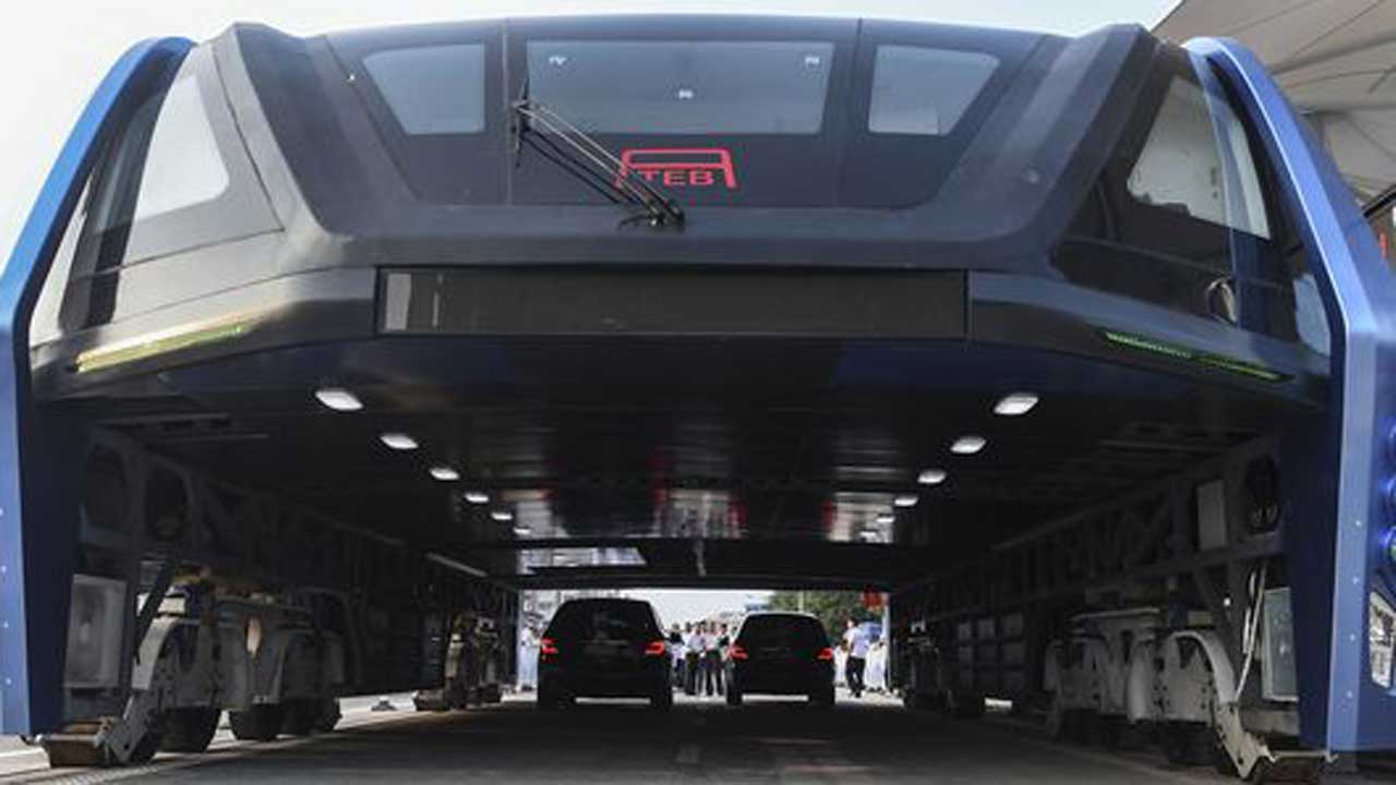 China Testing Elevated Bus That ‘straddles The Road