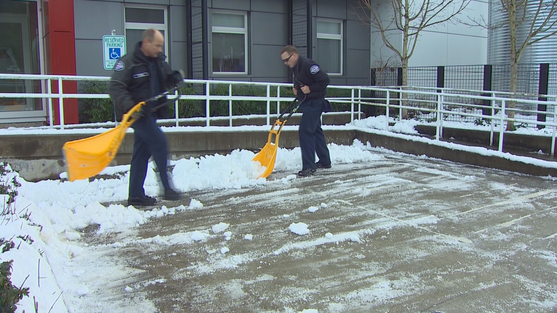 Crews continue to clean up snow in Western Washington | king5.com