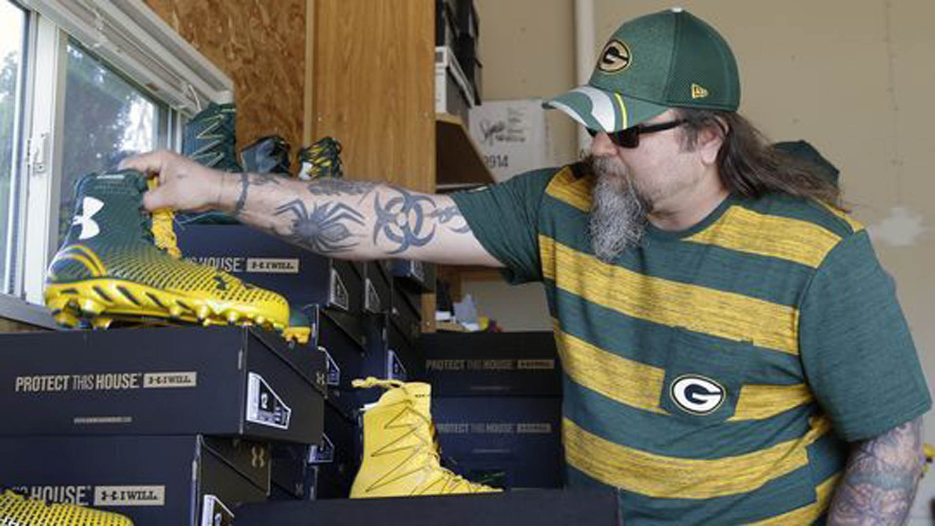 Seattle Seahawks running back Eddie Lacy's garage sale is underway!