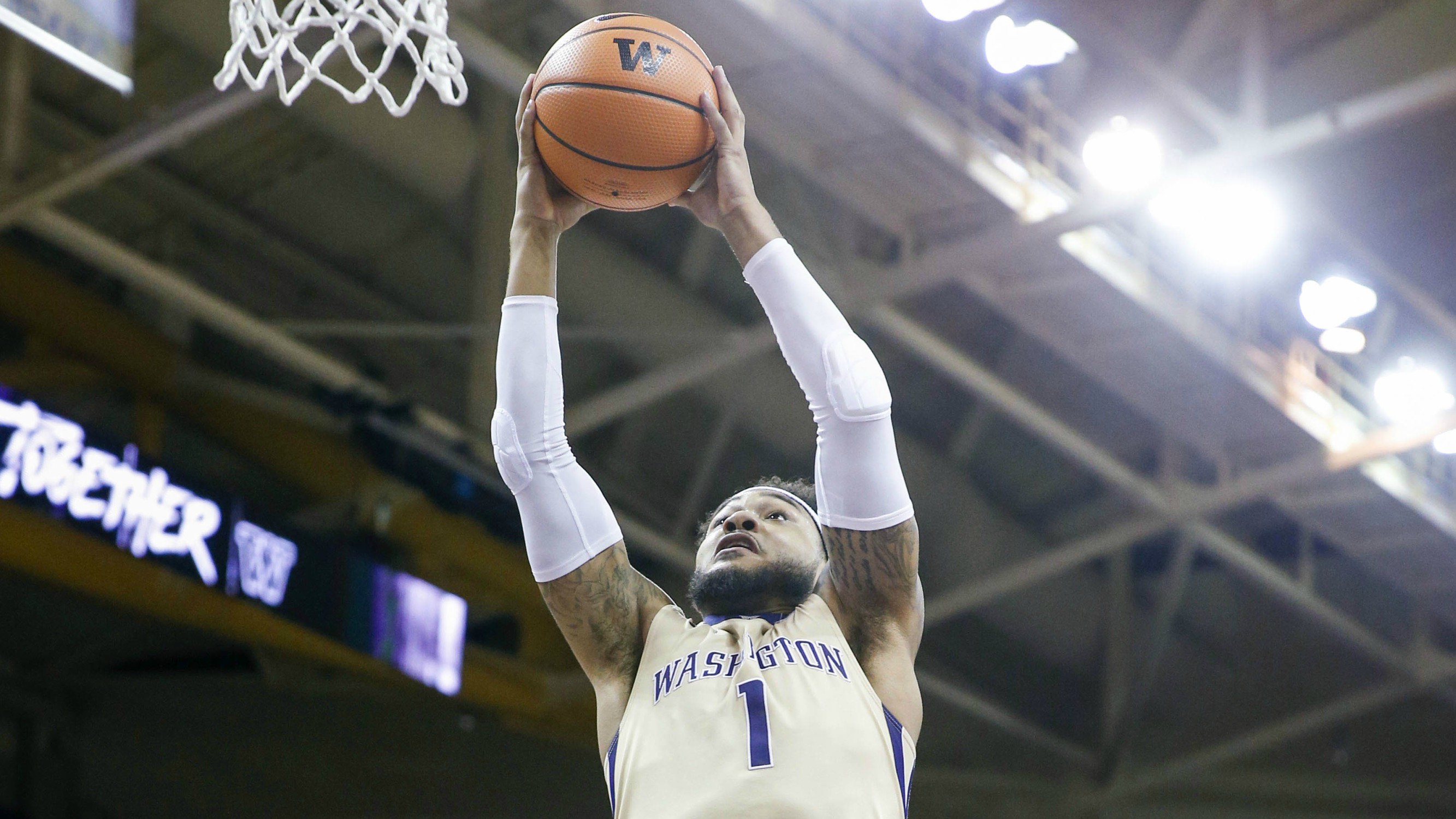 Crisp, Green help Washington drill Bethune-Cookman 106-55