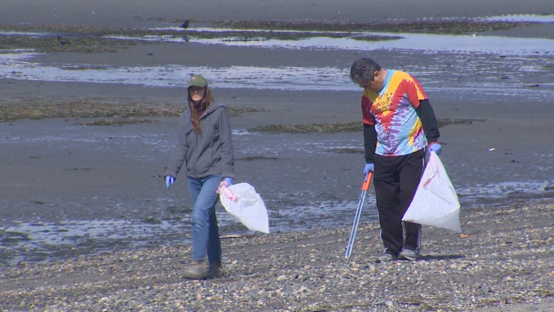 Micro-trash cleanup along Alki Beach | king5.com