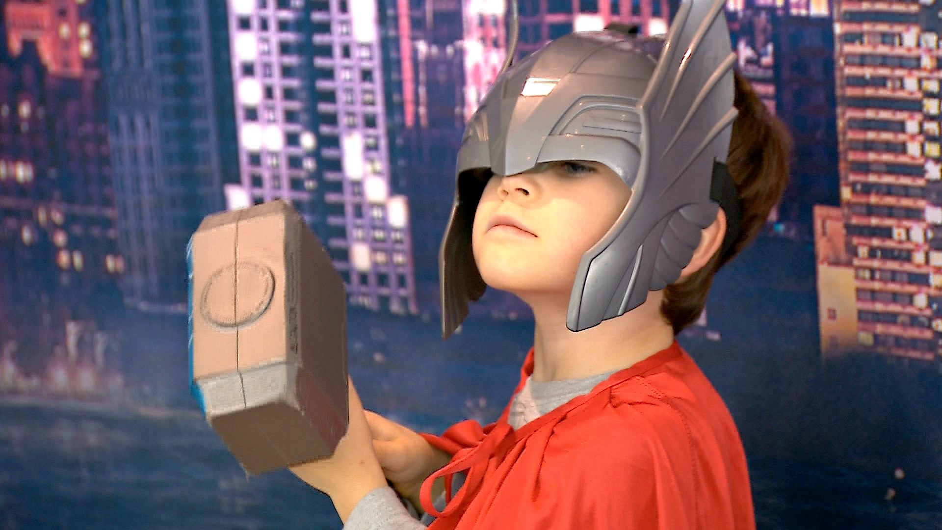 Costumed comic book fans show their strength | king5.com