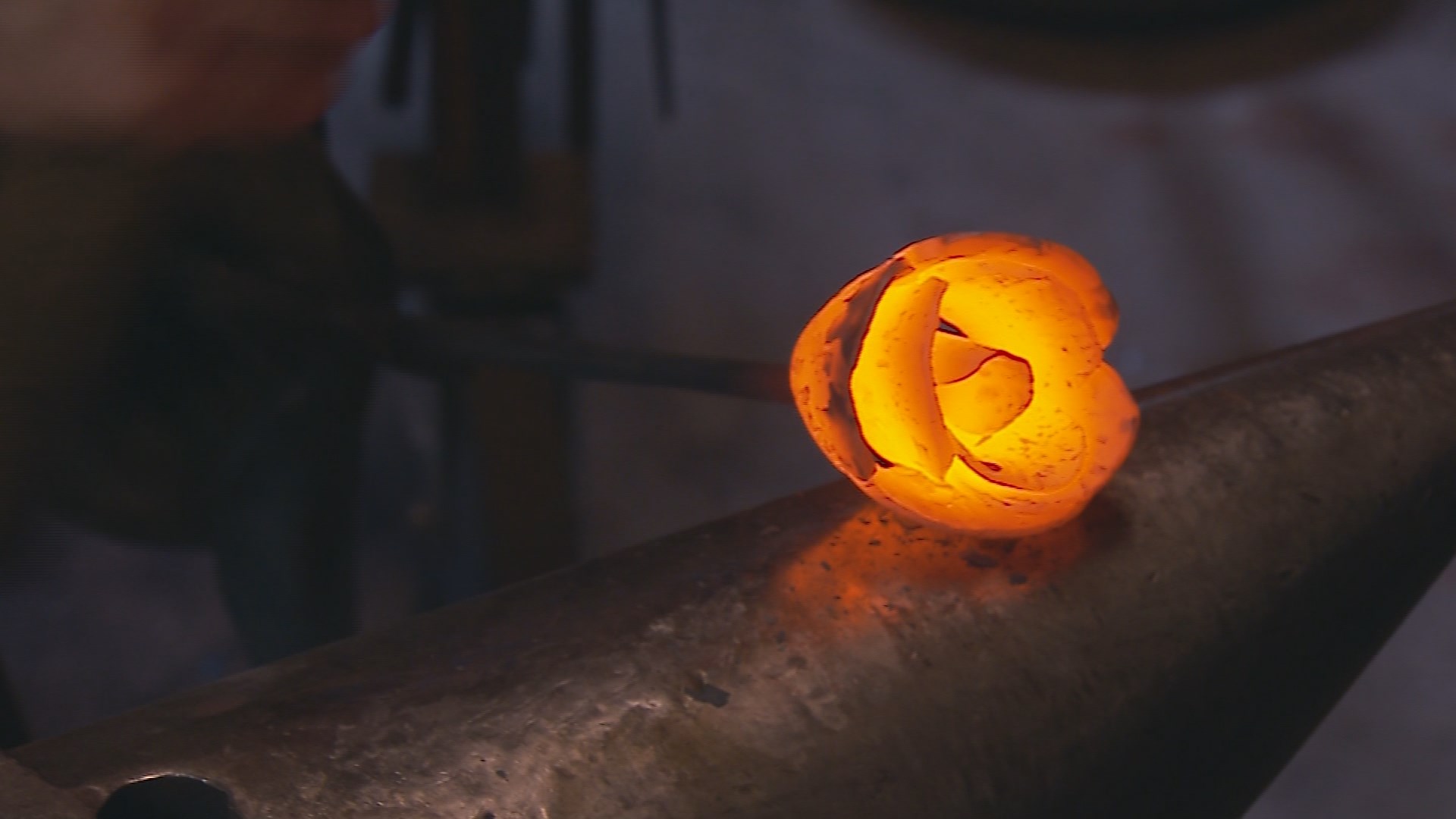 Poulsbo blacksmith makes flowers from fire, metal | king5.com