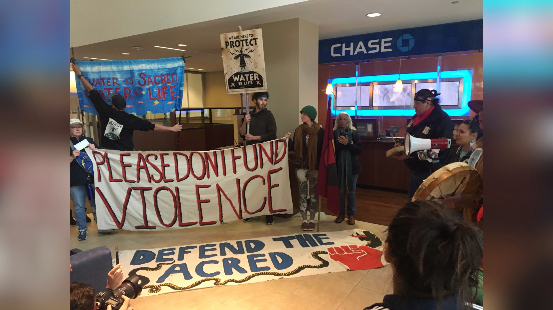 Climate activists shut down Chase banks in Seattle | king5.com