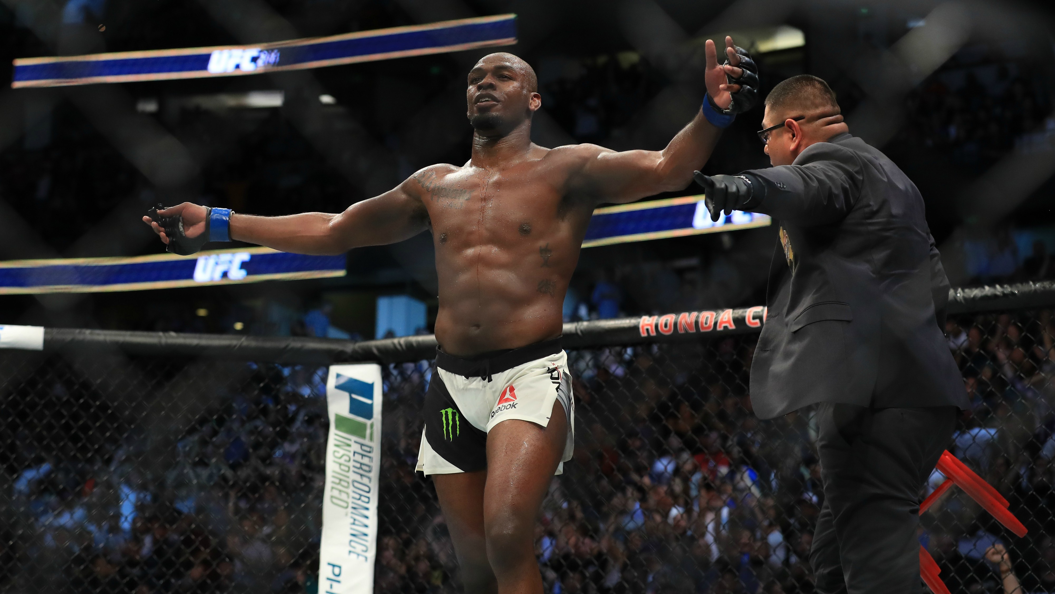 Jon Jones stops Cormier in 3rd, regains UFC title belt | king5.com